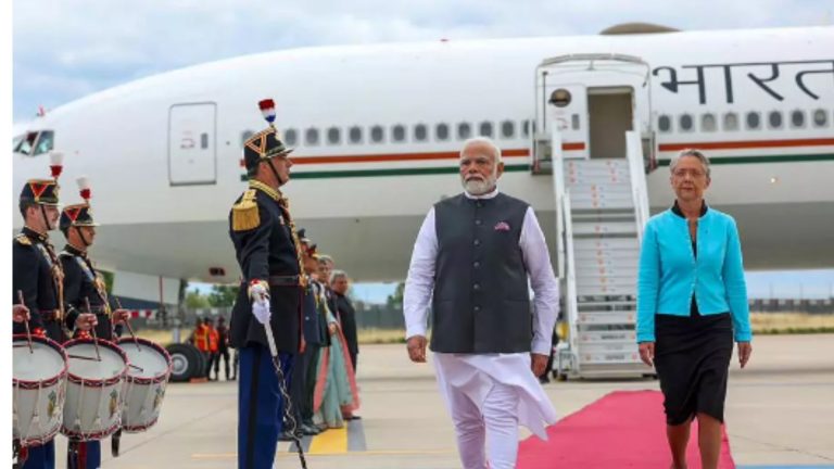 PM मोदी को दी पत्रकारों की लिस्ट, बताया साथ न ले जाएँगे तो खराब होंगे रिश्ते… जानिए कैसे बंद हुआ प्रधानमंत्री के विमान में विदेश जाने का चलन