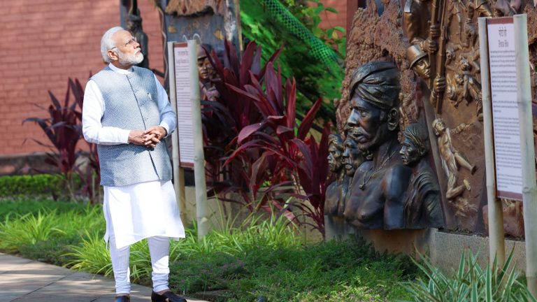 3000 गाड़ियाँ, 69 जिले, 339 ब्लॉक… भगवान बिरसा मुंडा के गाँव से PM मोदी ने ‘विकसित भारत संकल्प यात्रा’ को दिखाई हरी झंडी, जनजातीय समाज के लिए दिए ₹24000 करोड़, किसानों के खाते में भी पहुँचा पैसा