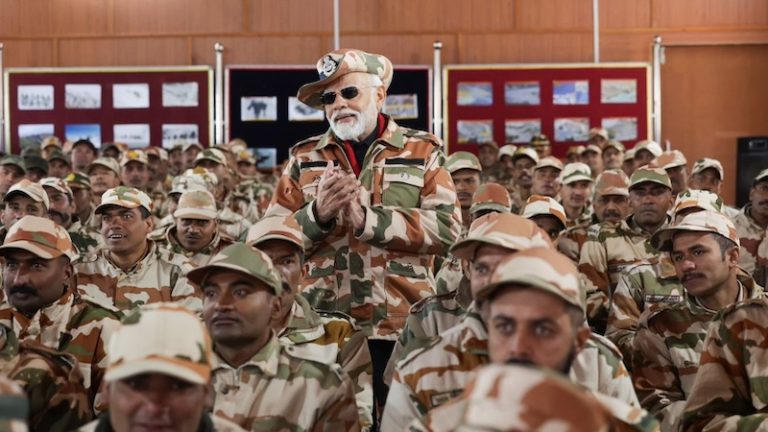चीन सीमा के पास PM मोदी ने मनाई दिवाली, सुरक्षा बलों का बढ़ाया हौसला: हिमाचल प्रदेश के लेप्चा में बोले – इनके त्याग और प्रतिबद्धता से हम सुरक्षित