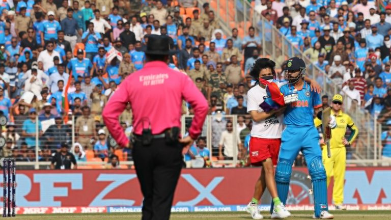 वर्ल्ड कप फाइनल के बीच मैदान में घुसा फिलिस्तीन समर्थक शख्स, विराट कोहली को पकड़ लिया: कुछ ही देर बाद क्लीन बोल्ड हो गए ‘किंग’, सुरक्षा में बड़ी चूक