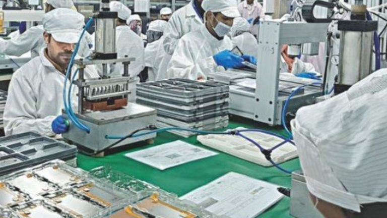 भारत में अब इस्तेमाल हो रहे 99.2% स्मार्टफोन ‘मेड इन इंडिया’, 9 साल में 20 गुना बढ़ा प्रोडक्शन: जानिए कैसे मोदी सरकार ने बदल दी तस्वीर