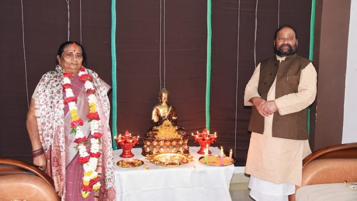 स्वामी प्रसाद मौर्य, दिवाली, पत्नी