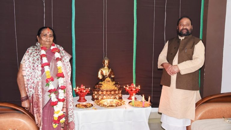 पत्नी की फोटो दिखा स्वामी प्रसाद मौर्य ने अब माँ लक्ष्मी का किया अपमान, यूजर्स ने ‘माँग का सिंदूर’ दिखा सपा नेता का ‘बवासीर’ निकाला