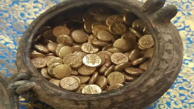 400 साल पुराने मंदिर की खुदाई में मिले घड़े, था कुछ ऐसा कि भाग खड़े हुए मजदूर: पूरे इलाके में चर्चा