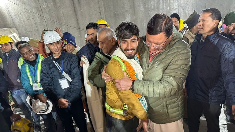 योग, कबड्डी, ताश… जानिए 2.5 किमी लंबी सुरंग में मजदूरों ने कैसे काटे 17 दिन, कैसे भेजा अंदर फँसे होने का संकेत