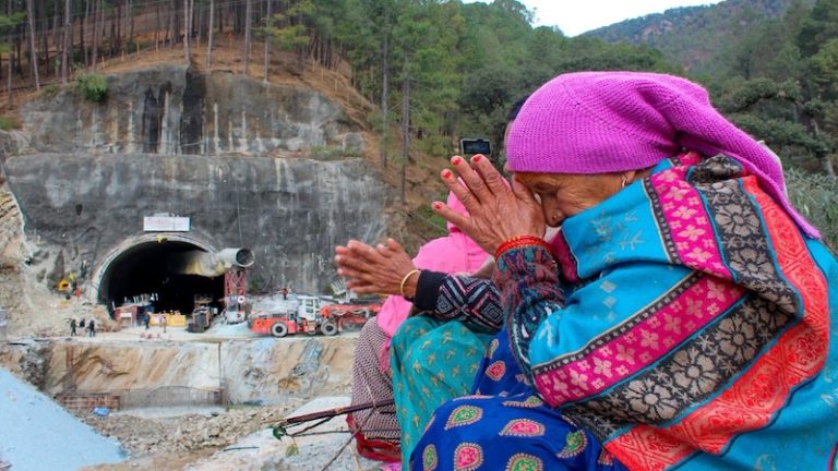 उत्तरकाशी की सुरंग से 16 दिन बाद निकाले जा रहे मजदूर: जिस तकनीक को बताया अवैध, जब मशीनें हुईं फेल तो वही आया काम