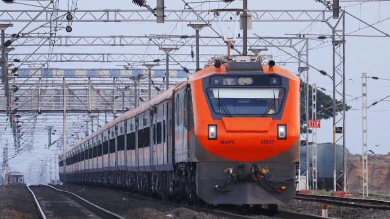 ट्रायल में लोगों के आकर्षण के केंद्र बन रही ‘वन्दे साधारण’ एक्सप्रेस, ट्रेन के साथ तस्वीरें ले रहे लोग: पुश-पुल तकनीक वाली इस रेलगाड़ी के बारे में जानिए सब कुछ