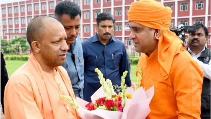 योगी आदित्यनाथ, बाबा बालकनाथ