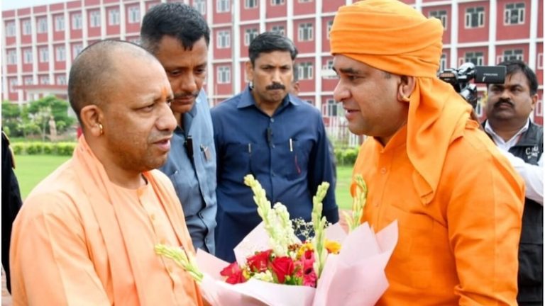 ‘बजरंग बली की गदा से होगा तालिबान का इलाज’: राजस्थान के ‘योगी’ को CM योगी ने बताया अपना ही रूप, बोले – यूपी में हुआ होता कन्हैया लाल जैसा हत्याकांड तो…