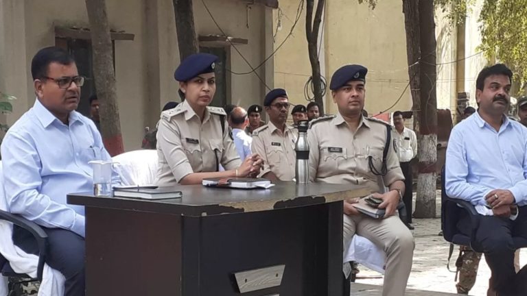 औरंगाबाद के हनुमान मंदिर में फिर फेंका गया मांस, 4 महीने में ये तीसरी घटना: भड़के ग्रामीणों ने की नारेबाजी, मौके पर पुलिस बल तैनात