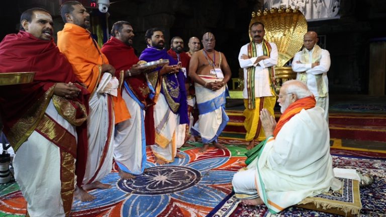 सफेद धोती, भगवा अंगवस्त्र, माथे पर टीका… PM ने तिरुपति बालाजी के किए दर्शन, 140 करोड़ भारतीयों की समृद्धि के लिए की प्रार्थना