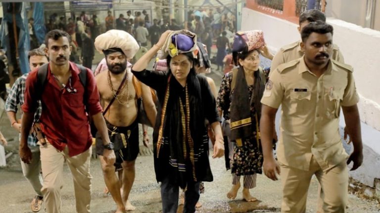 काले वस्त्र, नग्न पैर, सिर पर इरुमुडी… भगवान अयप्पा के दर्शन करने पहुँचीं मोदी की मंत्री, सबरीमाला की परंपराओं को बचाने के लिए भी लड़ चुकी हैं शोभा करंदलाजे