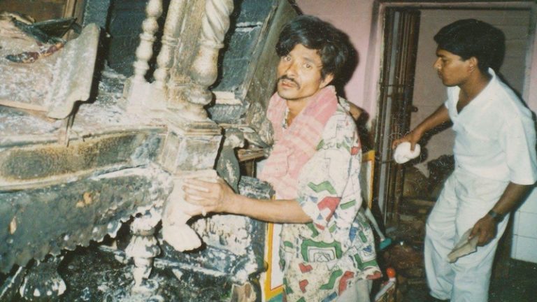 3500 मंदिर तोड़े, 2400 महिलाओं का बलात्कार और नंगा करके परेड… बांग्लादेश में बाबरी से पहले ही शुरू हो गया था आतंक, पुलिस के सामने आग लगा रही थी इस्लामी भीड़