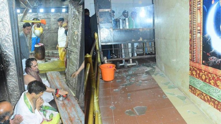 जीतू पटवारी के MP कॉन्ग्रेस अध्यक्ष बनते ही गुंडई पर उतरे समर्थक: महाकाल मंदिर में तोड़ डाले दरवाजे, पुलिस से धक्का-मुक्की