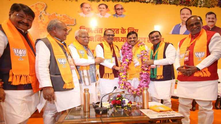 दोनों हाथों में तलवारबाजी में महारत रखते हैं डॉ मोहन यादव, उज्जैन में विक्रमोत्सव को दी भव्यता: वकील के साथ-साथ व्यापारी भी हैं मध्य प्रदेश के नए CM