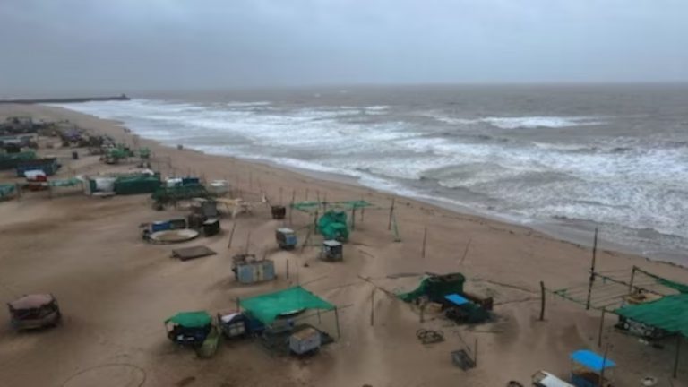 चक्रवात ‘मिचौंग’ को लेकर देश के तटीय राज्य सतर्क: 100 किमी/घंटे तक चल सकती हैं हवाएँ, स्कूल-कॉलेज बंद