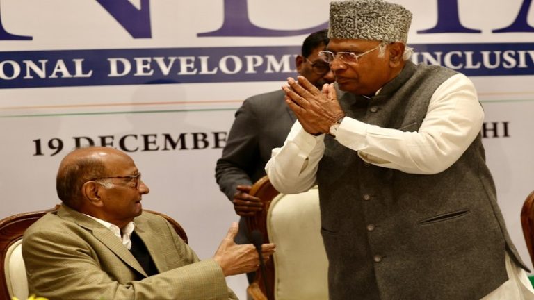 नीतीश को निपटाने के लिए ममता-केजरीवाल ने फेंका खड़गे वाला पत्ता… बैठे, बतियाए, खाए-पिए पर तय कुछ नहीं हुआ: INDI गठबंधन को न नेता मिला, न नीति