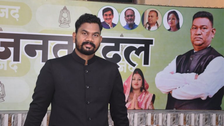 झारखंड के रोजगार मंत्री के बेटे को मिली कोर्ट में चपरासी की नौकरी, भतीजा का नाम भी है लिस्ट में