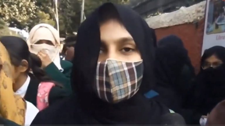 हमास को आतंकी संगठन कहने पर भड़की बुर्के वाली छात्राएँ, स्कूल में इजरायल के साथ जंग पर चल रहा था डिबेट: टीचर पर डाला माफी माँगने का दबाव