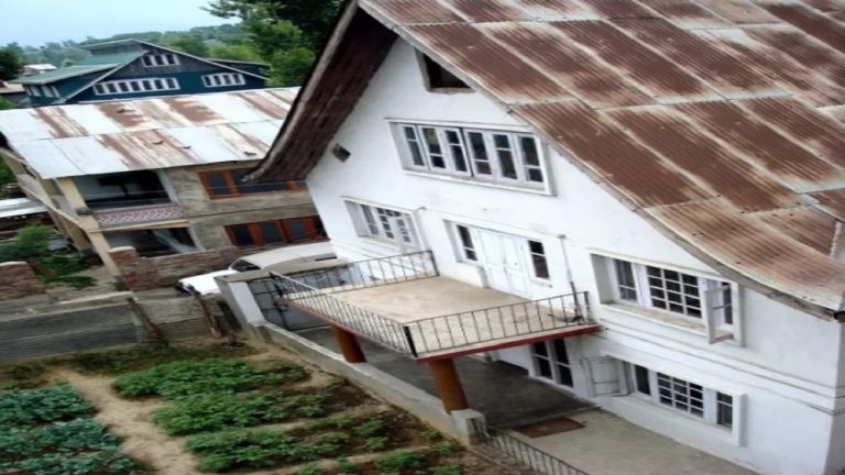 5 साल बाद कश्मीर में एक व्यक्ति खोल सकेगा अपने घर की खिड़कियाँ, हाई कोर्ट ने दी इजाजत: प्राइवेसी का उल्लंघन बता अब्दुल गनी कर रहा था विरोध