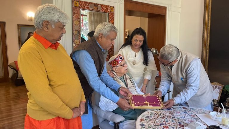 रामलला की प्राण-प्रतिष्ठा का न्योता लेकर आडवाणी-जोशी के द्वार पर VHP, कहा – अयोध्या आने का प्रयास करेंगे: चंपत राय ने उम्र का दिया था तकाजा