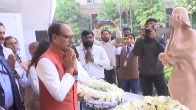 प्रचंड जीत के जश्न में भी भोपाल गैस त्रासदी को नहीं भूले CM शिवराज सिंह चौहान: श्रद्धांजलि अर्पित करने पहुँचे, कहा – प्रकृति से न करें खिलवाड़