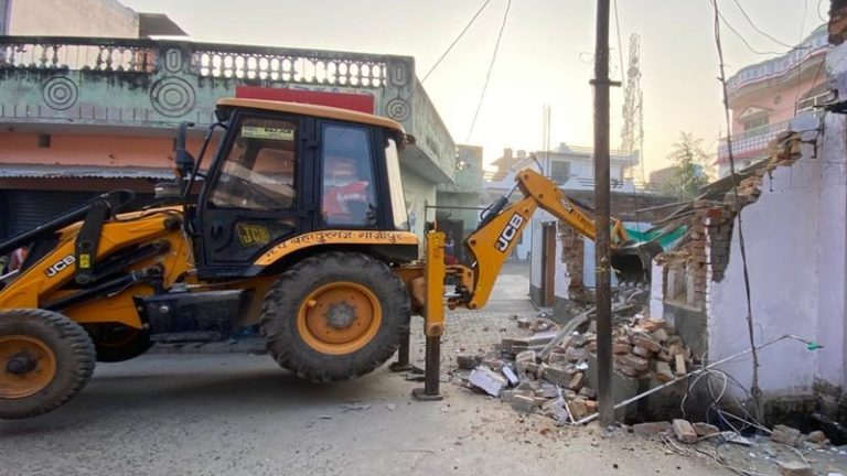 माफिया मुख्तार का करीबी रियाज अंसारी… दादागिरी से करवाया था अवैध कार्यालय का निर्माण: योगी सरकार ने बुलडोजर चलवाया