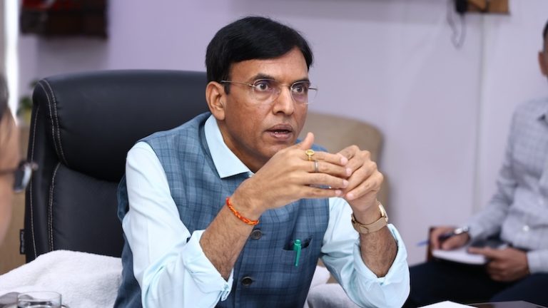 अचानक हार्ट अटैक से हो रही युवाओं की रहस्यमयी मौतों के पीछे कोरोना वैक्सीन? संसद में उठा सवाल तो सरकार ने दे दिया जवाब, ICMR के अध्ययन से बड़ा खुलासा