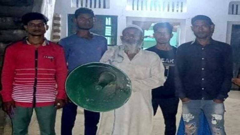 मस्जिद की लाउडस्पीकर से तेज आवाज में देते थे अजान, कई बार समझाया, नहीं माने तो सीतापुर पुलिस ने मौलवी-मुतवल्ली पर की FIR