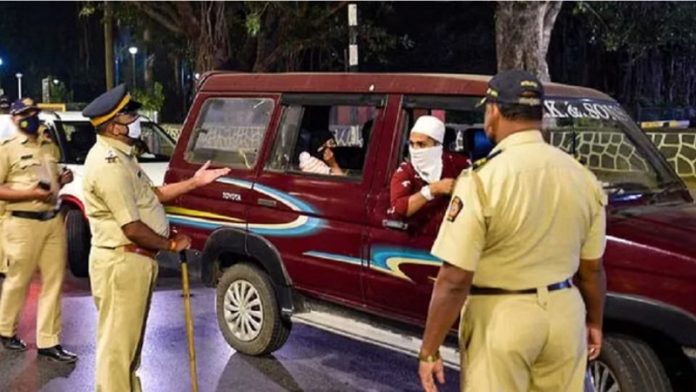 वाहन चेक करती पुलिस