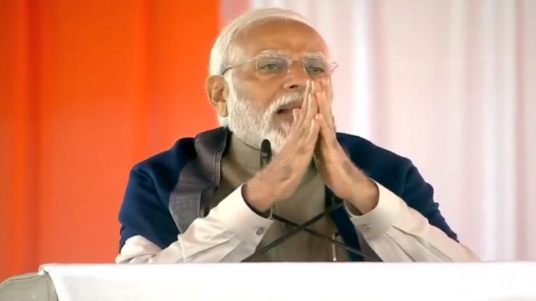 विमान में हनुमान चालीसा पढ़ते यात्री, निषाद परिवार के घर में PM मोदी, फूल बरसाता बाबरी पक्षकार इकबाल अंसारी: राममय अयोध्या के दिखे अलग-अलग रूप