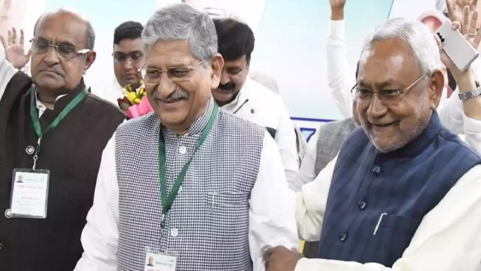केसी त्यागी, ललन सिंह (बीच में) और नीतीश कुमार (दाएँ)