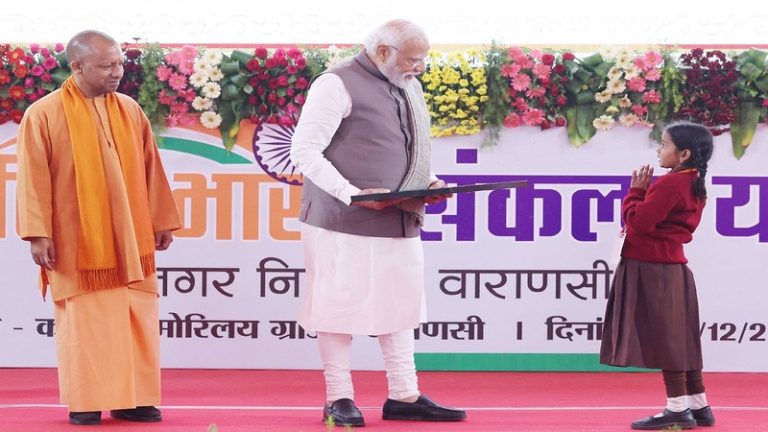 काशी में काफिले को रोक PM मोदी ने एंबुलेंस को दिया रास्ता: काशी-कन्याकुमारी ट्रेन को हरी झंडी, वाराणसी क्षेत्र को ₹19000 करोड़ की 37 परियोजनाएँ