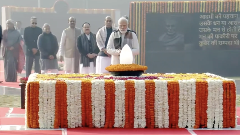‘वो जीवनपर्यन्त राष्ट्र निर्माण को गति देने में जुटे रहे’: PM मोदी ने जयंती पर ‘सदैव अटल’ पहुँच कर पूर्व प्रधानमंत्री को अर्पित की श्रद्धांजलि, CM योगी के साथ जन्मस्थली भी पहुँचेंगे