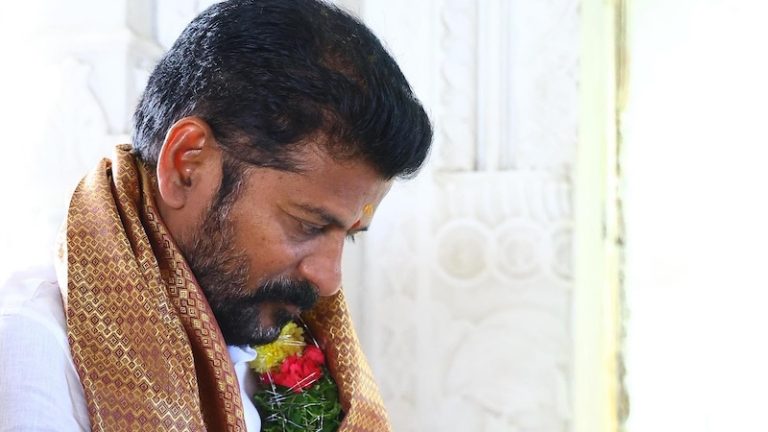 ‘लाल डायरी’ में पुलिस वालों के नाम, बुरी तरह पिटाई वाली धमकी: जानिए कौन हैं वो, जिसने तेलंगाना में कॉन्ग्रेस को जिताया, नतीजों से पहले ही भागे-भागे पहुँचे DGP
