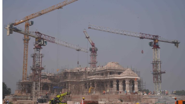 घी-चावल वाला अक्षत कलश, हल्दी, भगवान राम की तस्वीर… घर-घर पहुँच रहा अयोध्या मंदिर का निमंत्रण