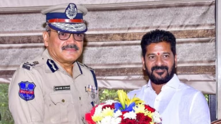 तन पर वर्दी, हाथ में गुलदस्ता और झुके कंधे: तेलंगाना DGP भागे-भागे गए कॉन्ग्रेस अध्यक्ष रेवंत रेड्डी को बधाई देने, EC ने किया सस्पेंड