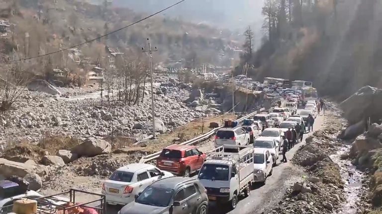 सड़कों में कारों की कई किलोमीटर लंबी कतार, सारे होटल फुल: क्रिसमस और नए साल के जश्न पर भारी पहाड़ों की तरफ भागने वाली भीड़, मसूरी और मनाली के रास्ते जाम