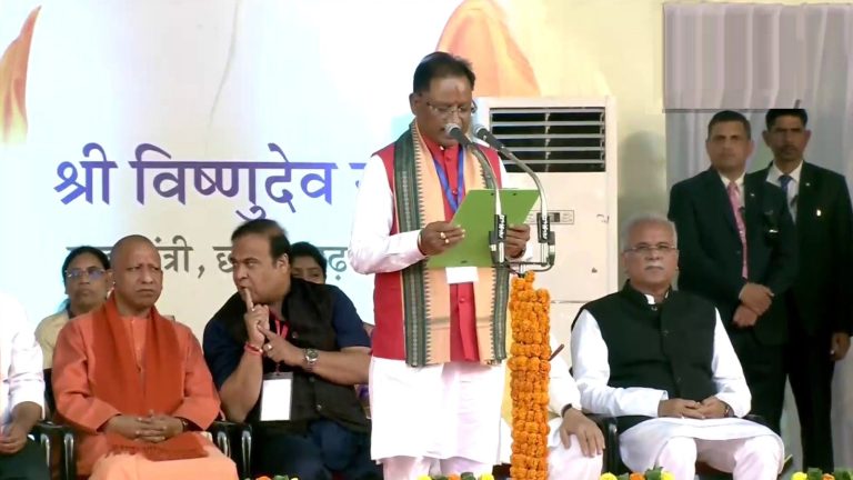 छत्तीसगढ़ में विष्णुदेव साय ने ली मुख्यमंत्री पद की शपथ, अपनी माँ और PM मोदी का लिया आशीर्वाद: भूपेश बघेल और रमन सिंह भी मंच पर रहे मौजूद