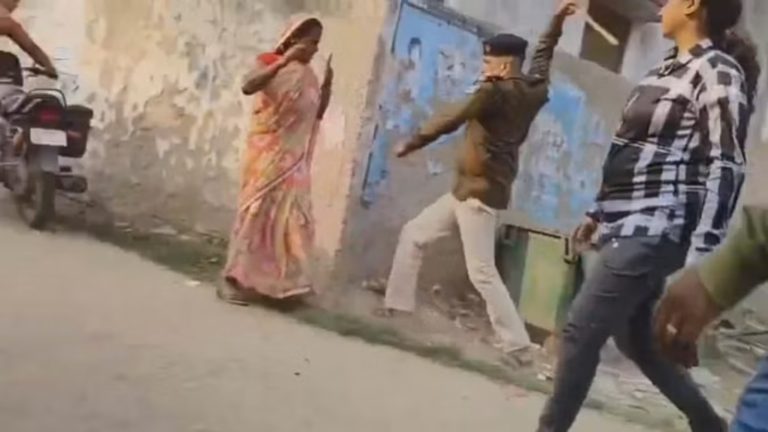 नीतीश सरकार में ‘खाकी’ बेकाबू: थानाध्यक्ष ने महिला पर ताबड़तोड़ बरसाई लाठी, वीडियो में दिखी बिहार पुलिस की करतूत