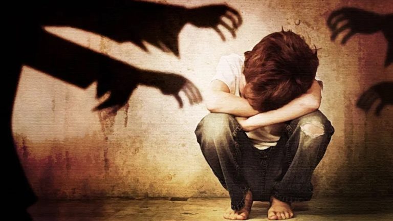 बार-बार करता था यौन उत्पीड़न, नाबालिगों ने चाकू मारा, पत्थर से सिर कुचला, फिर फूँक दी लाश: दिल्ली में अधजला शव मिला
