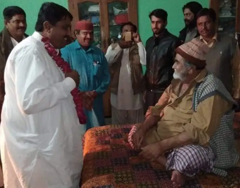 सालेह मोहम्मद (बाएँ, फूल माला के साथ) और गाजी फ़कीर (बैठे हुए)