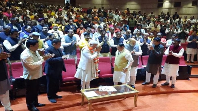 पीएम मोदी का भाजपा सांसदों ने किया स्वागत
