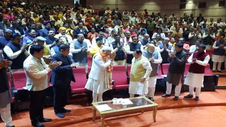 तालियों की गड़गड़ाहट, फूलों का हार और भारत माता की जय के नारे: 3 राज्यों में जीत के बाद इस तरह BJP सांसदों ने किया PM मोदी का स्वागत, Video