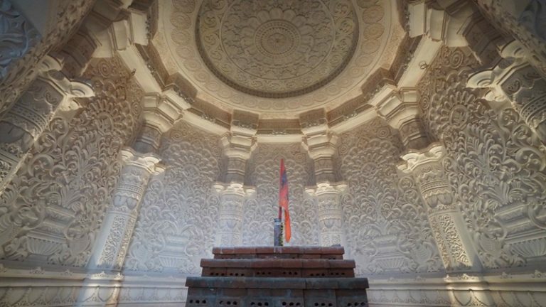 500 वर्षों की प्रतिक्षा अब खत्म होने को है… राम मंदिर के गर्भगृह की पहली तस्वीर आई सामने, लाइटिंग-फिटिंग का काम भी पूरा