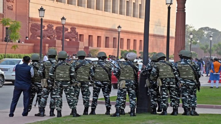संसद की सुरक्षा चूक मामले में 8 सुरक्षाकर्मी सस्पेंड: लोकसभा सचिवालय की कार्रवाई, PM मोदी भी मंत्रियों के साथ कर रहे बैठक