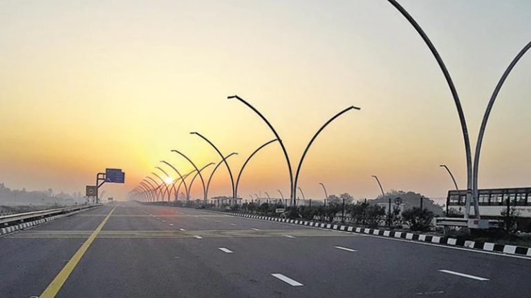 रातभर लाशों को रौंदती रही गाड़ियाँ, सुबह ऊँगली और कान से पता चला ये भी मानव थे: सड़क से खुरचकर निकालने पड़े अवशेष
