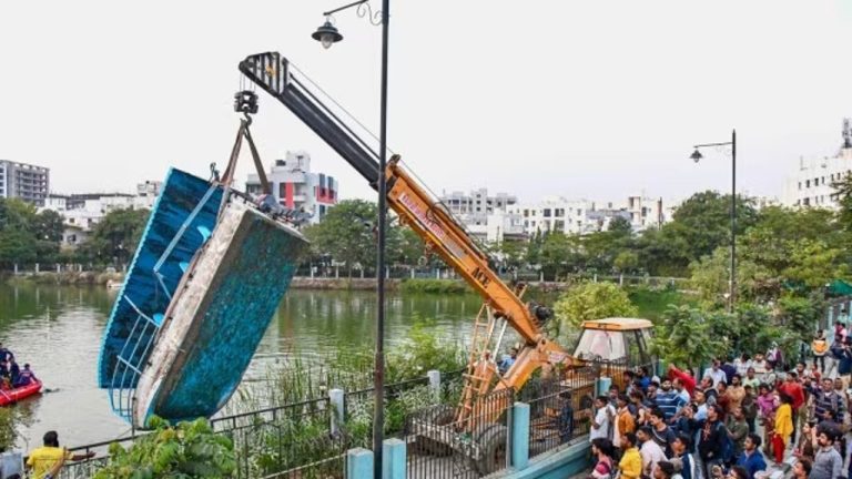 वाटर पार्क ले जाने के नाम पर स्कूल ने लिए ₹750, झील में लेकर गएः नाव डूबने से 12 बच्चों की मौत, जाँच के लिए SIT