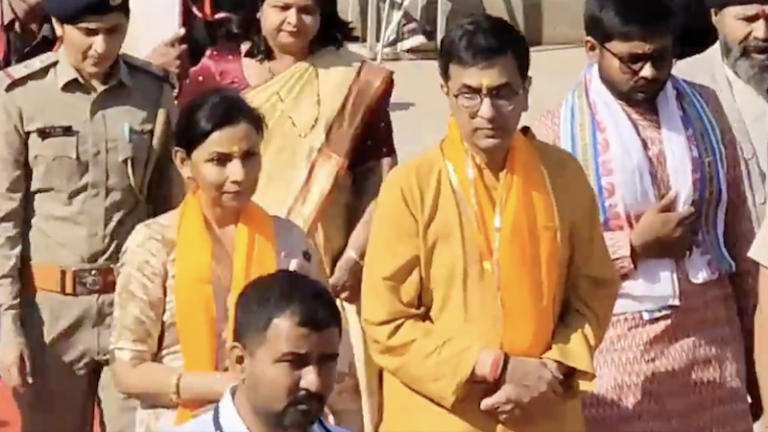 पत्नी संग द्वारकाधीश के चरणों में मुख्य न्यायाधीश DY चंद्रचूड़: गुजरात के मंदिर पहुँच किया दर्शन-पूजन और ध्वजारोहण, शोभा यात्रा में शामिल हुए अधिकारी