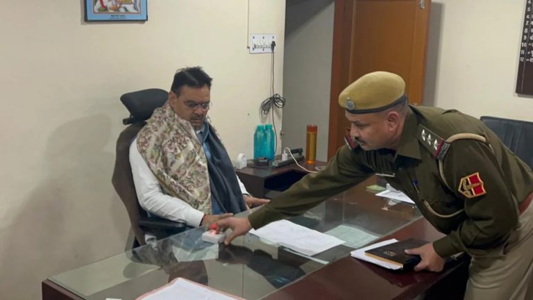 एक्शन में राजस्थान के सीएम भजनलाल: आधी रात को थाने पहुँचकर लिया जायजा, जयपुर रेलवे स्टेशन पर गरीबों के बीच बाँटा कंबल